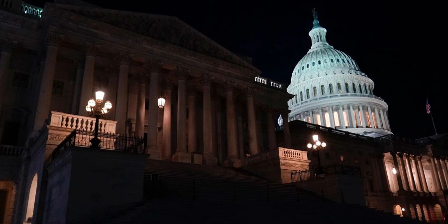 Lichter erhellen das Kapitol in Washington.