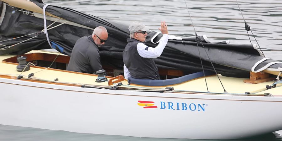 Juan Carlos (r), ehemaliger König von Spanien, ist an Bord des Segelschiffs «El Bribon» im Real Club Nautico de Sansenxo. Foto: José Ruiz/EUROPA PRESS/dpa