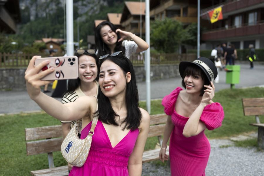 Zahlreiche Touristen aus Korea strömen nach Iseltwald BE. Die Gemeinde hat nun ein Drehkreuz auf dem Steg installiert.