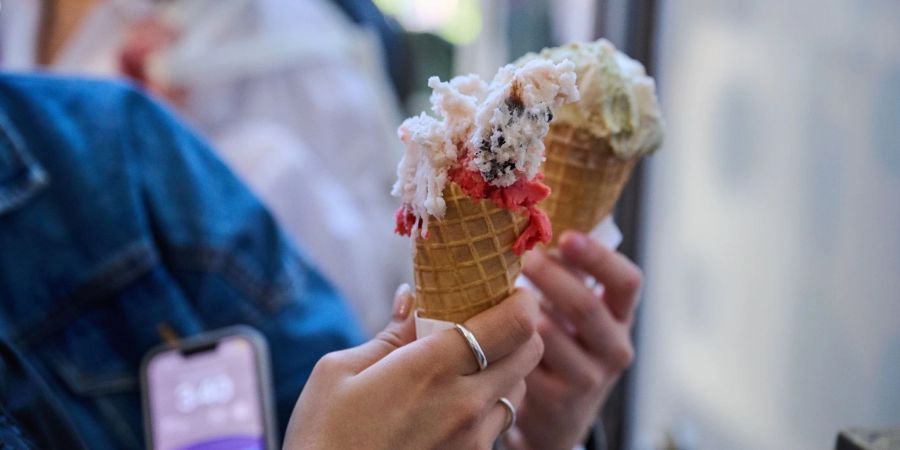 Eis ist damals wie heute beliebt. Aber sind die Preise für die kalte Süssigkeit tatsächlich so deutlich gestiegen?