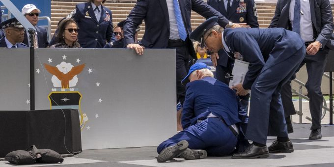 US-Präsident Joe Biden hatte sich bei dem Sturz offenbar nicht verletzt. Joe Biden Fall