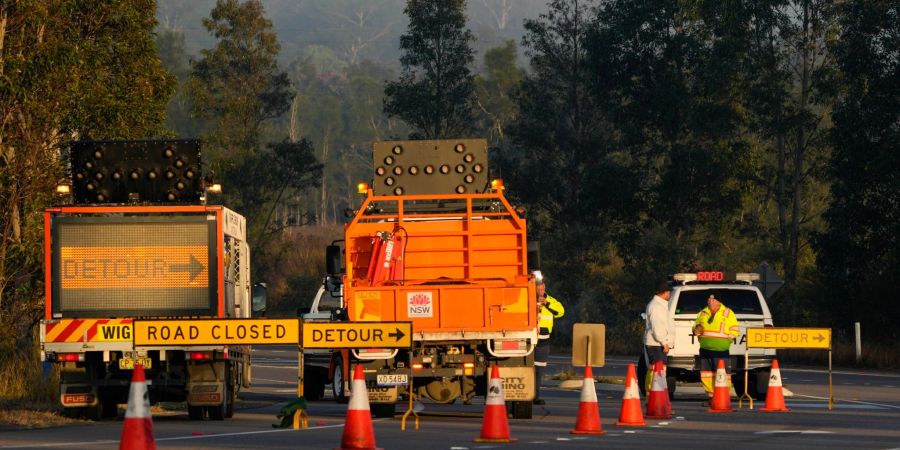 Rettungskräfte bemannen eine Strassensperre in der Nähe der Stadt Greta nach einem Busunglück im Hunter Valley, nördlich von Sydney, Australien.