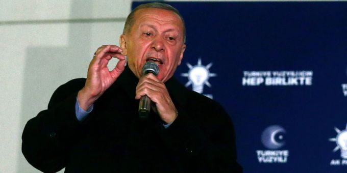 Der türkische Präsident Recep Tayyip Erdogan hält nach der Präsidentenwahl eine Rede in der Parteizentrale in Ankara. Ali Unal/AP/dpa Recep Tayyip Erdogan