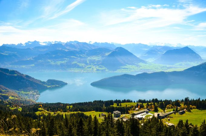 Auch der Pegel des Vierwaldstättersees liegt momentan ungewöhnlich hoch. Vierwaldstättersee hochwasser