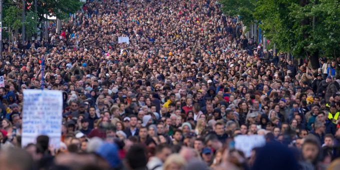 Während einer Demonstration gegen Gewalt: Menschen blockieren in Belgrad, Serbien eine Autobahn. Serbien