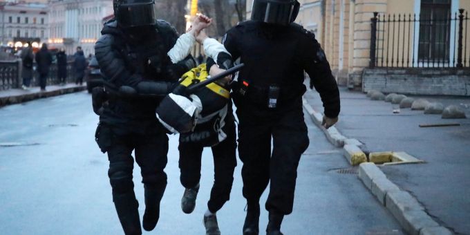 Polizisten verhaftet einen Mann während eines Protestes zur Unterstützung des inhaftierten Oppositionsführers Nawalny. Polizisten verhaftet einen Mann während eines Protestes zur Unterstützung des inhaftierten Oppositionsführers Nawalny.
