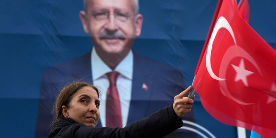 Menschen besuchen eine Wahlkampfveranstaltung des Oppositionsführer und Präsidentschaftskandidaten Kilicdaroglu in Istanbul, Türkei. Am 14. Mai werden in der Türkei ein neuer Präsident und ein neues Parlament gewählt.