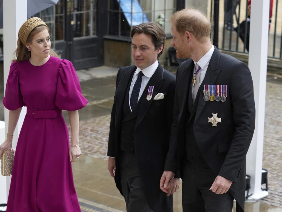 Prinz Harry betritt mit Cousine Prinzessin Beatrice und dessen Gatte die Westminster Abbey.