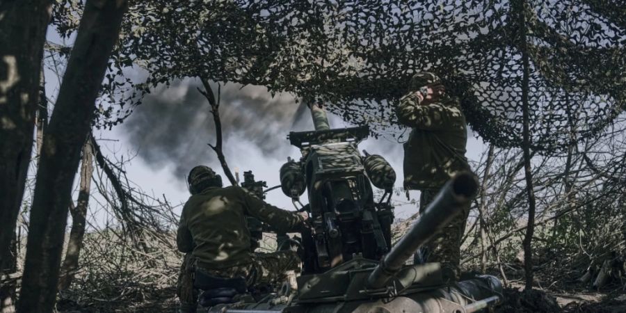 Ukrainische Soldaten feuern eine Kanone auf russische Stellungen an der Frontlinie in der Nähe von Bachmut, Region Donezk. Foto: LIBKOS/AP/dpa