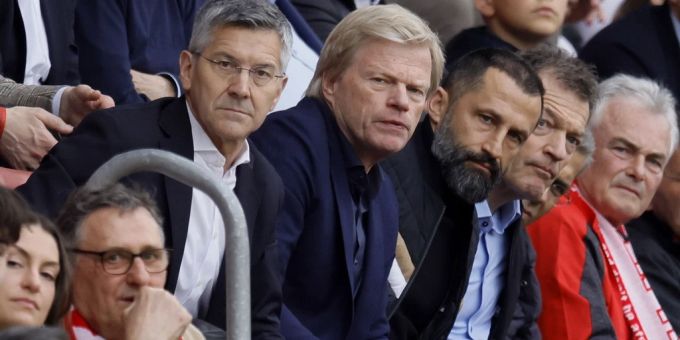 Herbert Hainer (l.), Präsident von Bayern München, neben dem Ex-Vorstandschef Oliver Kahn (m.) und Ex-Sportchef Hasan Salihamidzic (r.). Bayern München Oliver Kahn