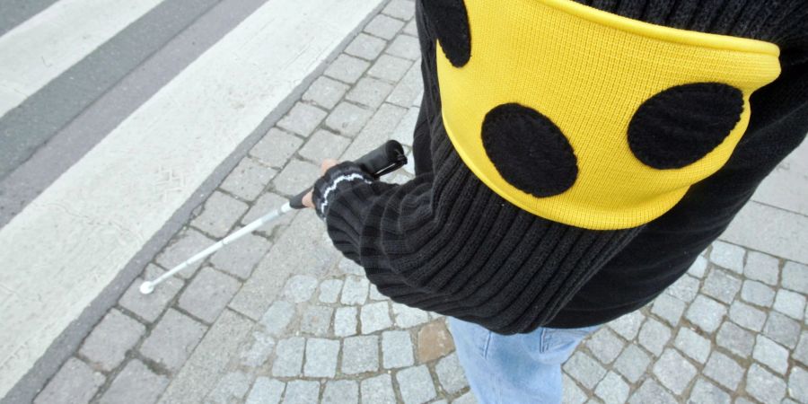 Sehbehinderter Mann mit Stock
