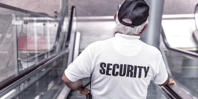 Ein Security-Mitarbeiter fährt eine Rolltreppe hinunter. (Symbolbild) Wachmann, Kontrollgang