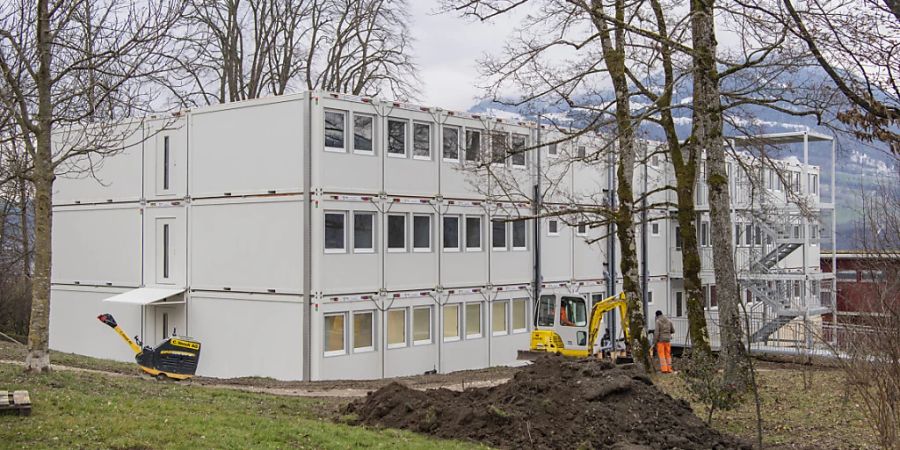 Die aus Container gebaute Unterkunft in der Gemeinde Meggen im Kanton Luzern: Der Bundesrat will mit weiteren temporären Anlagen die gefüllten Asylzentren von Bund und Kantonen entlasten. (Archivbild)