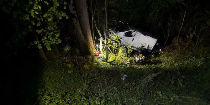 Unfallendlage Selbstunfall Lieferwagen