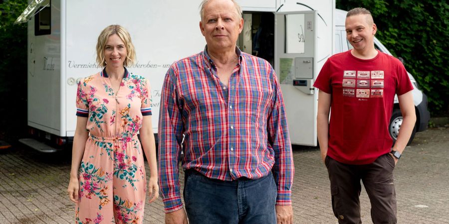 Die Dreharbeiten für den Film mit Kim Riedle (v.l.n.r.), Axel Milberg und Piotr J. Lewandowski begannen bereits im Sommer 2021.