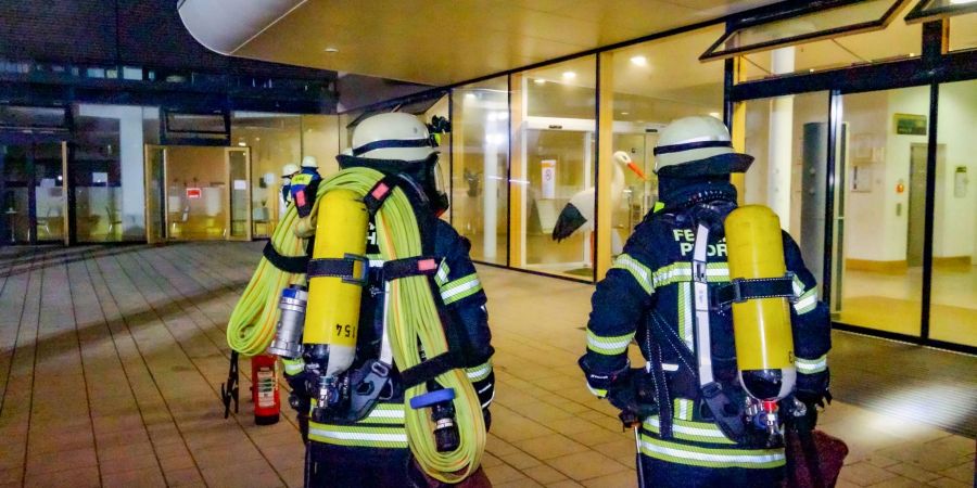 Einsatzkräfte der Feuerwehr versuchen, den Brand in einem Pforzheimer Krankenhaus in den Griff zu bekommen.