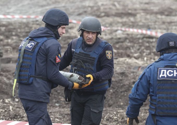 Der Ukraine-Russland-Konflikt hält an: Ukrainische Soldaten säubern Kiew von Minen. ukraine russland konflikt