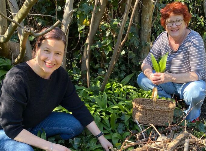 Kräuter sammeln (v.l.): Myriam Frey Schär, Iris Schelbert-Widmer. Grüne Olten
