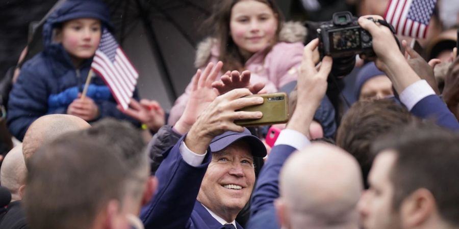 Selfie mit dem US-Präsidenten: Joe Biden während eines Rundgangs durch Dundalk.