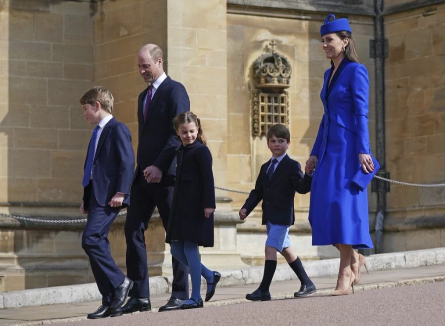 Prinzessin Kate und William mit ihren Kindern beim Gottesdienst – und ganz in blau.