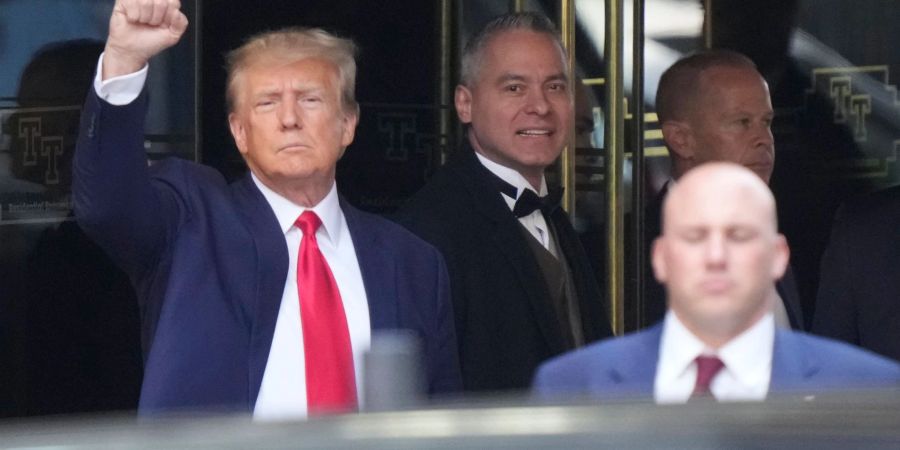 Ex-Präsident Donald Trump verlässt posierend den Trump Tower in New York.