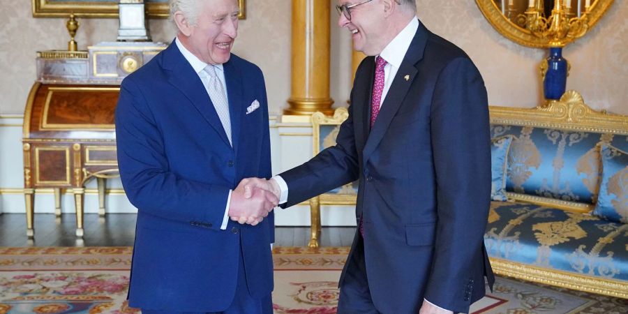 König Charles III. (l) empfängt den australischen Premierminister Anthony Albanese während einer Audienz im Buckingham Palace.