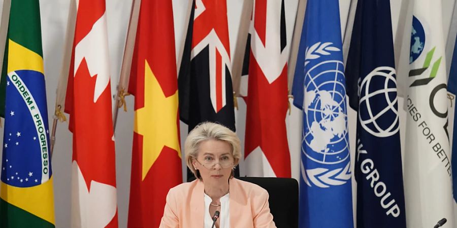 HANDOUT - Ursula von der Leyen, EU-Kommissinspräsidentin nimmt gemeinsam mit anderen Staats- und Regierungschefs der G7-Staaten an einer Veranstaltung zum Thema globale Infrastruktur und Investitionen im Rahmen des G7-Gipfels teilnimmt. Foto: -/Ministry of Foreign Affairs of Japan/dpa