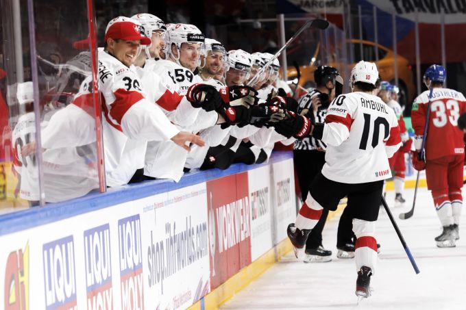 Andres Ambühl lässt sich von seinen Teamkollegen feiern. Eishockey wm