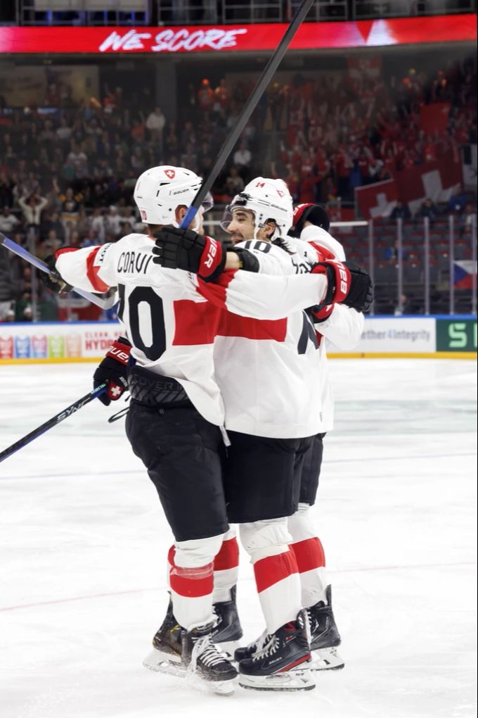 Enzo Corvi und Andres Ambühl feiern das Tor des Letzteren an der Eishockey WM zur 2:1-Führung gegen Tschechien. Andres Ambühl Eishockey WM