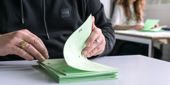 Auszählung der Stimmzettel in einem Auszählungslokal. (Symbolbild) stimmzettel