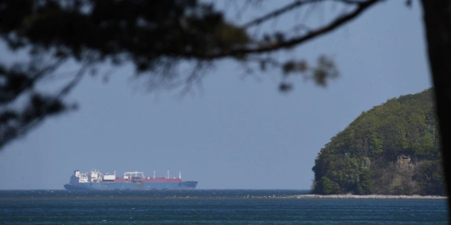 Ein LNG-Tanker liegt vor Rügens Küste.