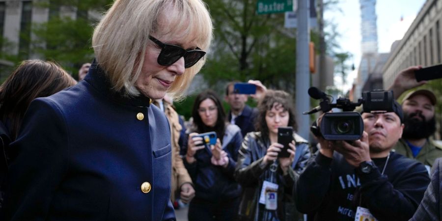 Die Autorin Jean Carroll verlässt das Gerichtsgebäude in Manhattan.