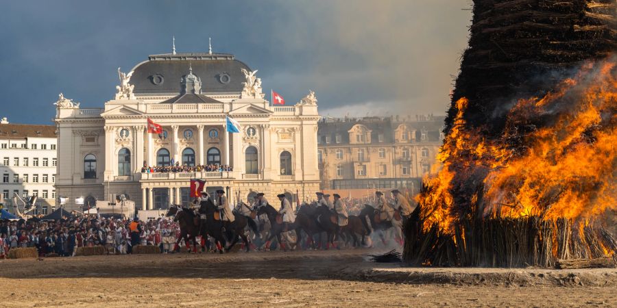 Böögg Verbrennung am Zürcher Sechseläuten.
