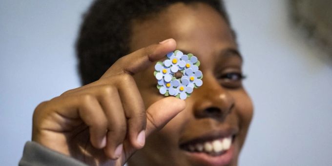 Mit Papierblumen - Asylbewerber (11) bricht schwedischen Spendenrekord