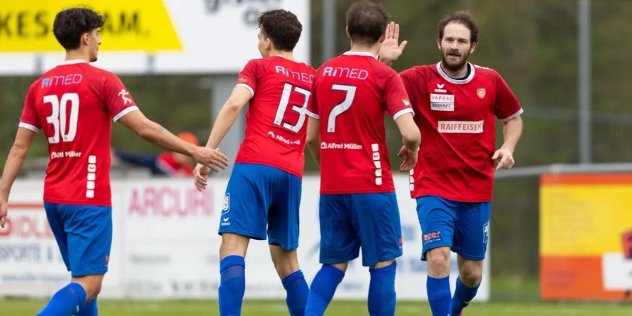 Die Chamer bejubeln das 2:0 durch Nico Siegrist (rechts).