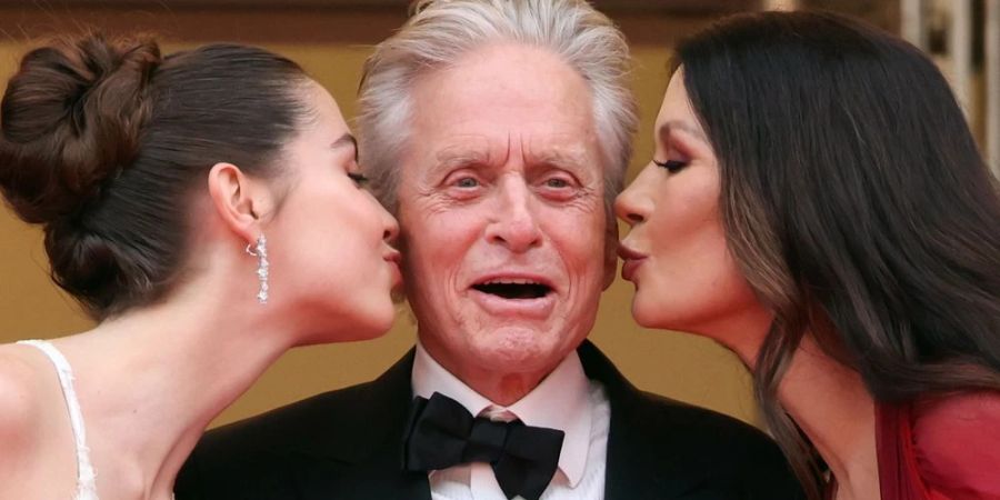 Michael Douglas mit seiner Tochter Carys (l.) und Ehefrau Catherine Zeta-Jones in Cannes.