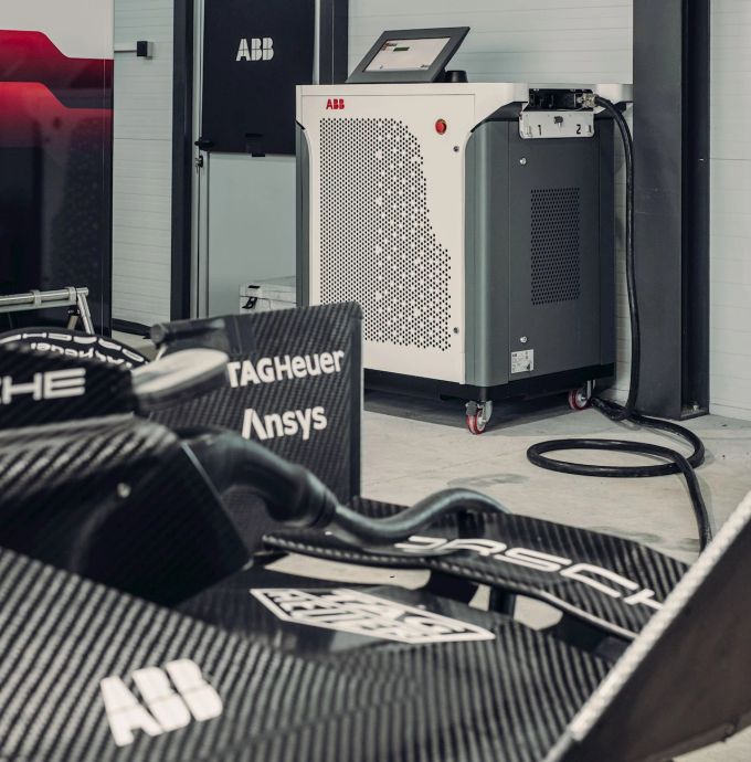 Das Hightech-Gerät kann mit bis zu 160kW laden und gleich zwei Formel E-Boliden «auftanken». Formel E Porsche ABB