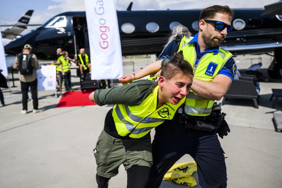 Mehrere Polizisten sind vor Ort und greifen ein.