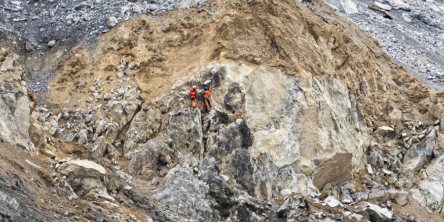 Flughelfer und Bergführer an einer Helikopter-Seilwinde brachten am Freitag zusätzliche Reflektorspiegel im «Brienzer Rutsch» an.. Mit den Spiegeln können Distanzen und Geschwindigkeiten per Laser gemessen werden. (Archivbild)