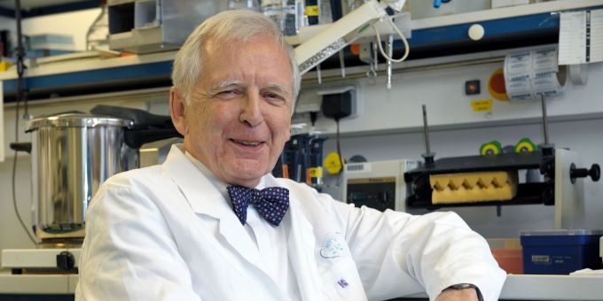 Der deutsche Krebsforscher Harald zur Hausen sitzt in einem Labor im Deutschen Krebsforschungszentrum (DKFZ) im Jahr 2008. Harald zur Hausen krebsforscher