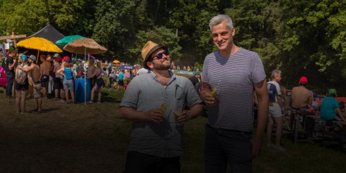 Egi aus Staufen und Marco aus Augsburg geniessen einen Drink.
