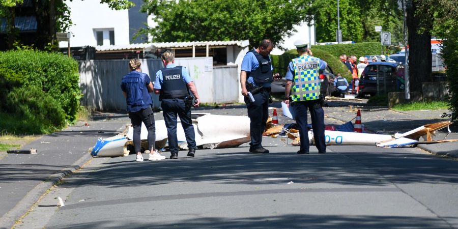 Trümmer liegen nach dem Absturz im Stadtgebiet von Wetzlar.