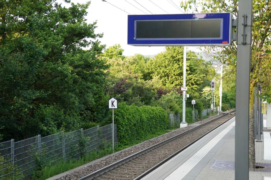 Durch den Stromausfall blieben auch die Anzeigen an den Bahnhöfen leer – wie hier bei der Station Schweighof.