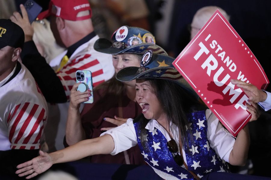 Seine loyalen Unterstützer stehen immer noch hinter Trump. (AP Photo/Rebecca Blackwell)