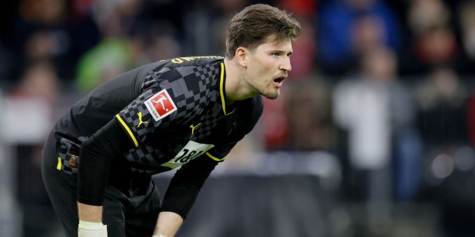 Gregor Kobel im Einsatz für den BVB im Spiel gegen die Bayern. Gregor Kobel BVB Bayern