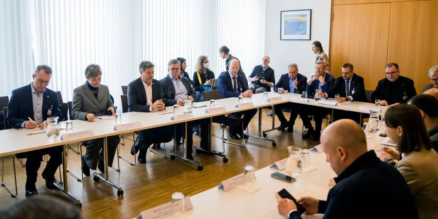 Robert Habeck (3.v.l.) nimmt in Kiew an einem Runden Tisch mit der deutschen Wirtschaftsdelegation in der Deutschen Botschaft teil.