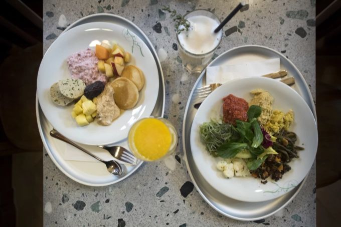 Zwei vegetariche Menüs auf einem Tisch. (Symbolbild) vegetarisches menü