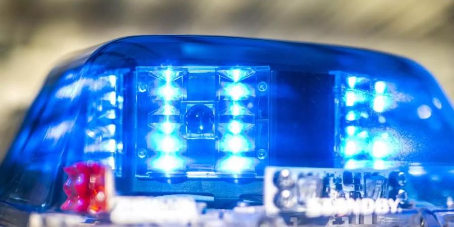 Bislang hält sich die Polizei bedeckt, um was es sich bei dem Gegenstand konkret handelt, der den Unfall verursacht hat. Foto: David Inderlied/dpa