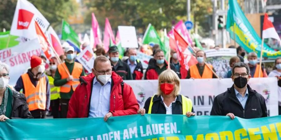 Frank Werneke (2.v.l), Vorsitzender von Verdi, geht bei einer Demonstration von Beschäftigten des öffentlichen Dienstes, zum Verhandlungsort. Foto: Bernd von Jutrczenka/dpa