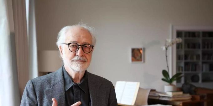 Der Konzeptkünstler Hans Haacke (85) zeigt den Kaiserring der Stadt Goslar. Foto: -/Stadt Goslar/dpa Der Konzeptkünstler Hans Haacke (85) zeigt den Kaiserring der Stadt Goslar. Foto: -/Stadt Goslar/dpa